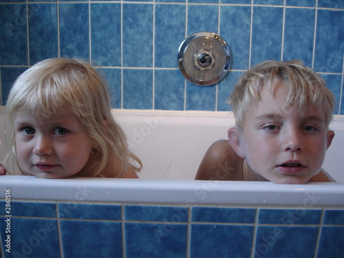 Брат трахнул сестру в ванной