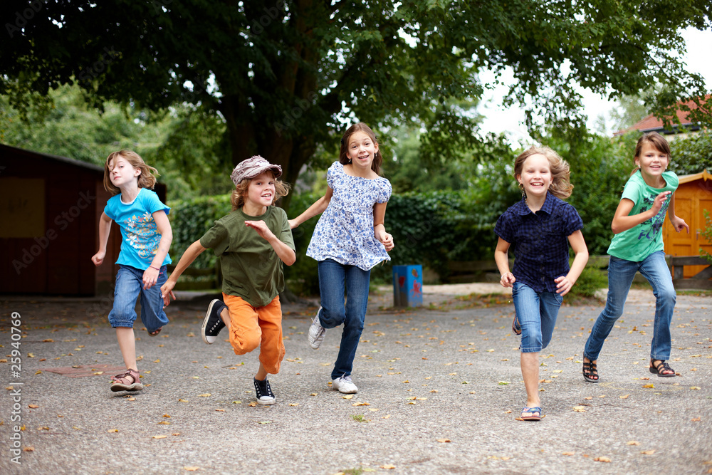 Kinder Laufen Auf Schulhof Stock Foto Adobe Stock