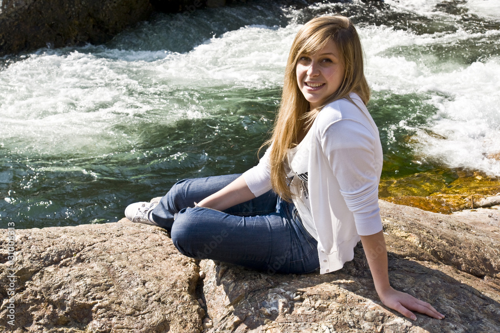 Jolie Femme Blonde Souriante Au Bord De L Eau Photos Adobe Stock