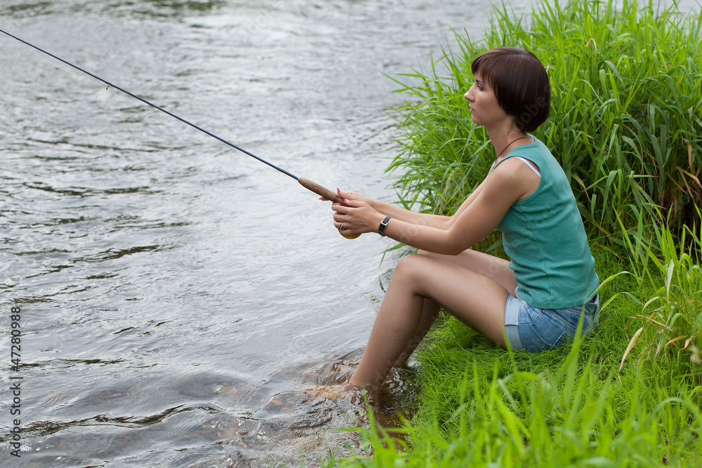 Молодая девушка с красивой грудью с рыболовной сетью