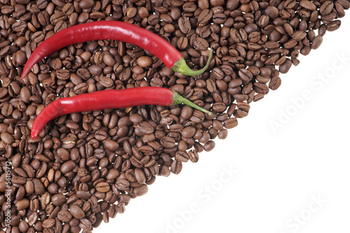 Chilischoten mit Kaffeebohnen