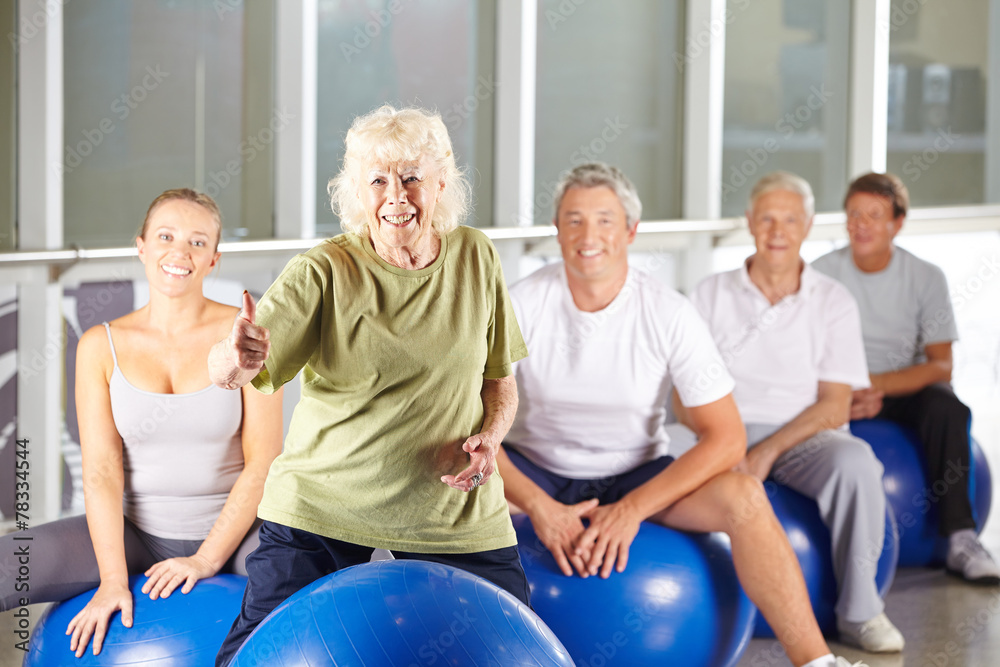 Alte Frau im Fitnesscenter hält Daumen hoch Stock Photo Adobe Stock