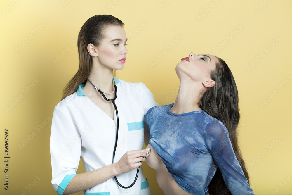 Лесбиянки медсестры принуждают к оргии своего начальника