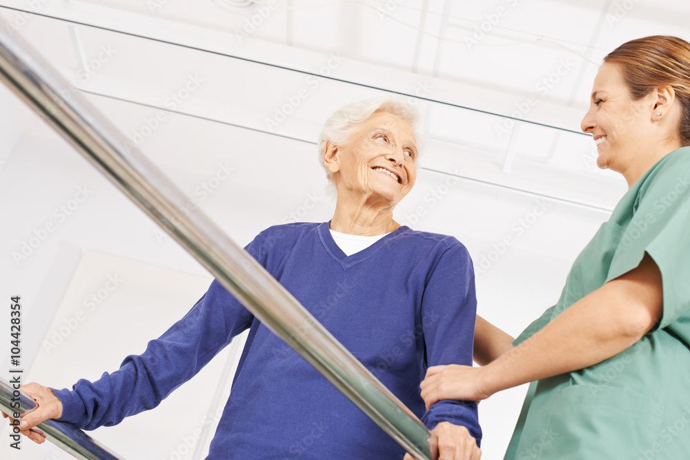 Alte Frau Bei Physiotherapie Auf Dem Laufband Stock Foto Adobe Stock