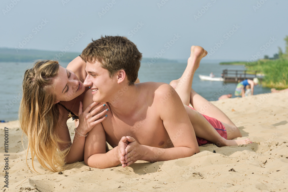 Молодые девушки с парнем устроили групповое порно на пляже.