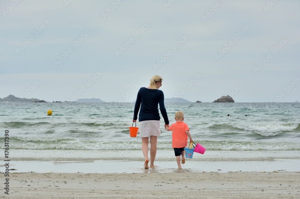 Une M Re Et Son Fils Se Tiennent Par La Main Sur Une Plage En Bretagne