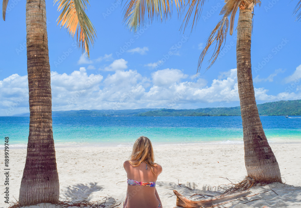 Frau Sitzt Im Bikini Mit Dem R Cken Zur Kamera Am Wei En Sandstrand Und Schaut Auf Das Meer