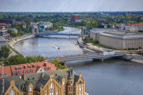 Wrocławskie mosty z ruchem samochodowym oraz żegluga na rzece - Wrocław, Polska