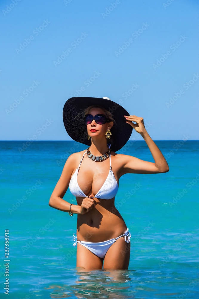 Bellissima Modella Bionda In Bikini In Spiaggia Stock Photo Adobe Stock