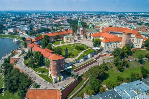 Zamek Wawel z katedrą. Kraków, zdjęcie z drona