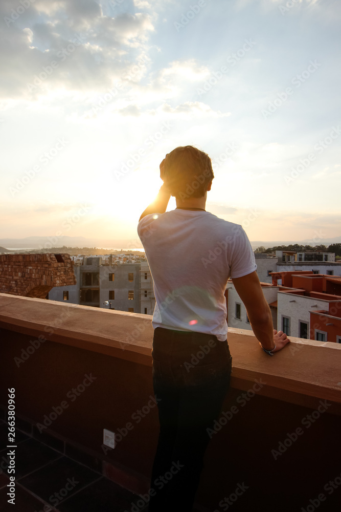 Hombre Contemplando El Atardecer Foto De Stock Adobe Stock