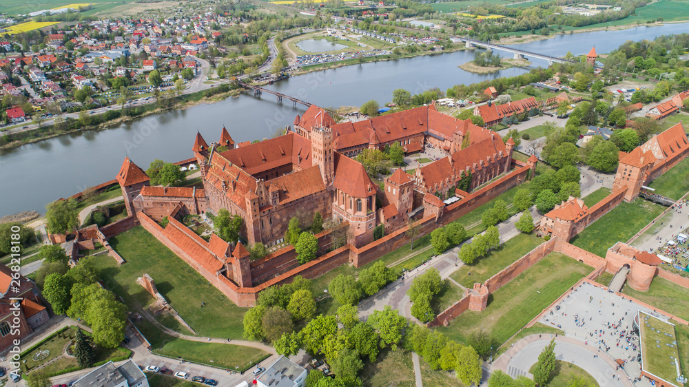 Malbork nad rzeką Nogat największy średniowieczny murowany zamek z lotu