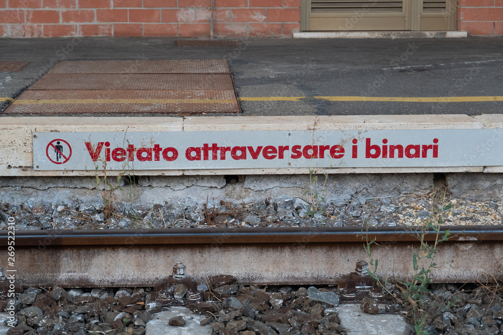 Foto De Warning Sign In An Italian Railroad Station Vietato