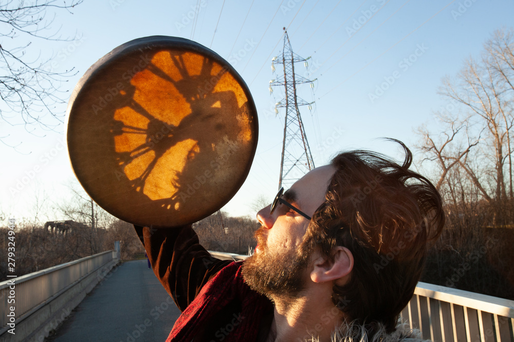 Stockfoto Med Beskrivningen Spiritual Man Holds Sacred Drum To Sun A