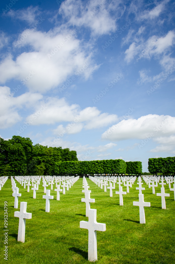 Alignement De Croix Blanches Des Soldats Morts Dans Cimeti Re Militaire