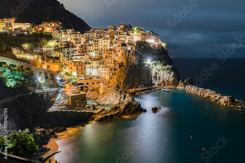 Manarola nocą, Cinque Terre, Liguria, La Spezia, Włochy