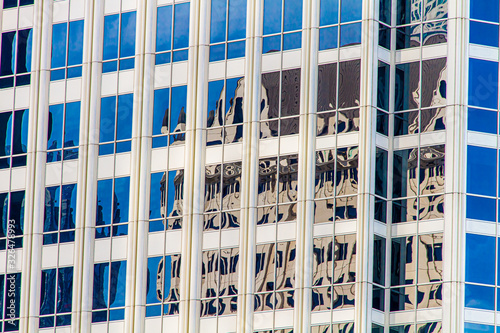 Moderne Glasfassade mit Spiegelungen in den Fenstern