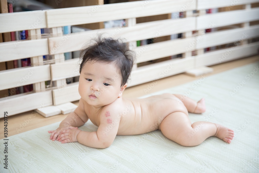 Foto de 裸の赤ちゃん do Stock Adobe Stock