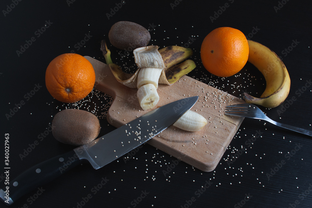 Preparando Ensalada De Frutas Con Kiwi Platano Y Naranja Stock Photo