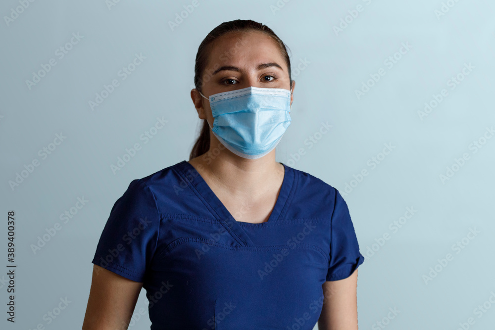 Mujer Latina Con Uniforme De Enfermera Usando Cubrebocas Y Careta Sosteniendo Una Tableta