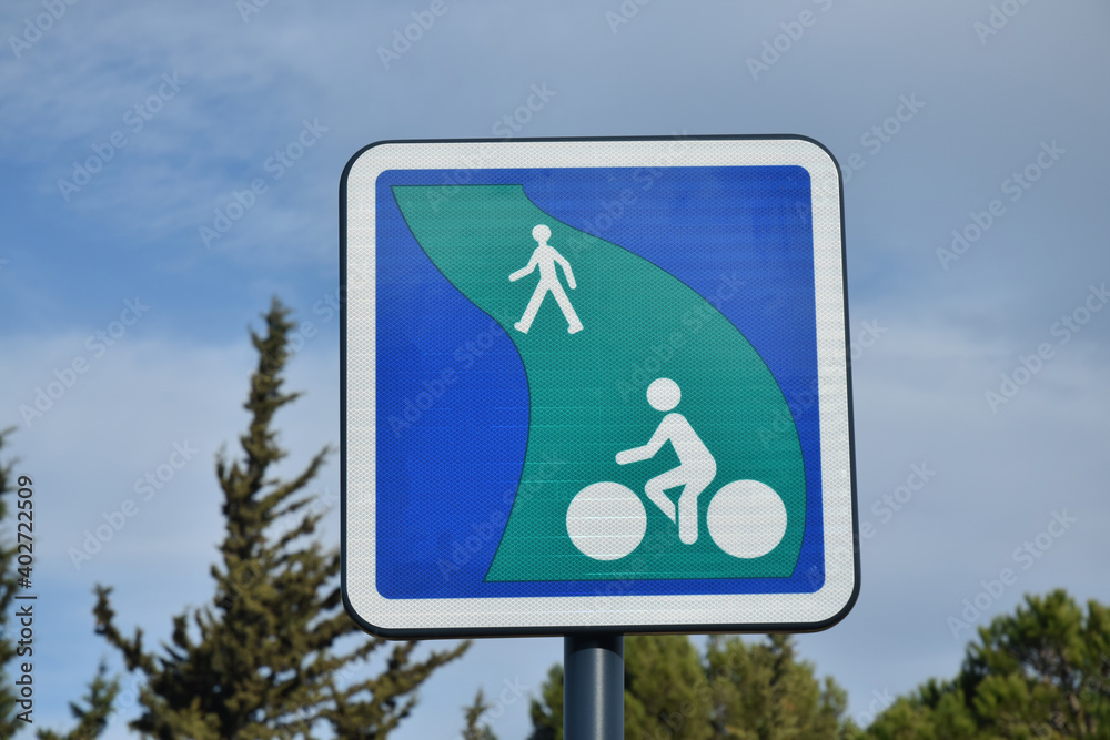 Panneaux piste cyclable pour vélos et piétons Stock Foto Adobe Stock