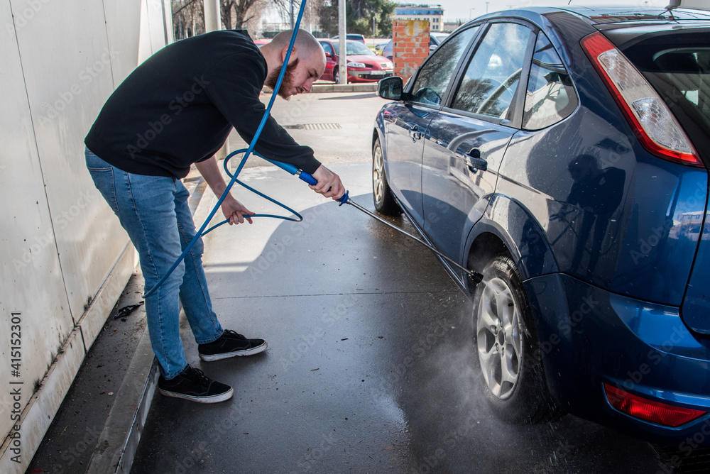 Concepto De Lavado De Coches Hombre Usando Agua A Alta Presi N Para