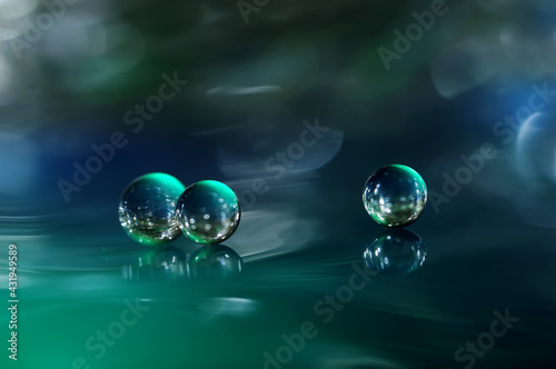 Abstrakcyjne krople wody, zielone tło 