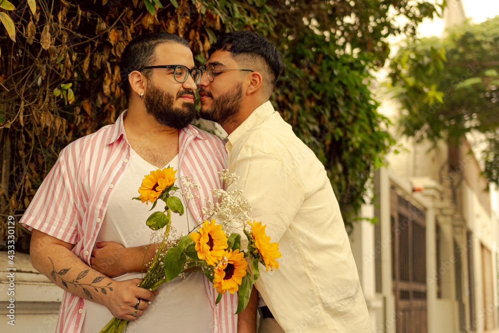 Joven Gay Con Barba Abraza A Su Novio En Busca De Un Beso En La Calle Mientras Sostiene Un Ramo