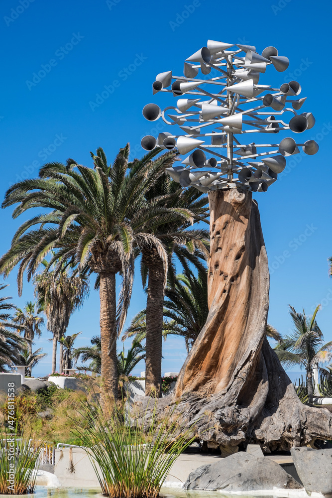 Barlovento Una Escultura De Viento Sobre Un Viejo Tronco Creada Por