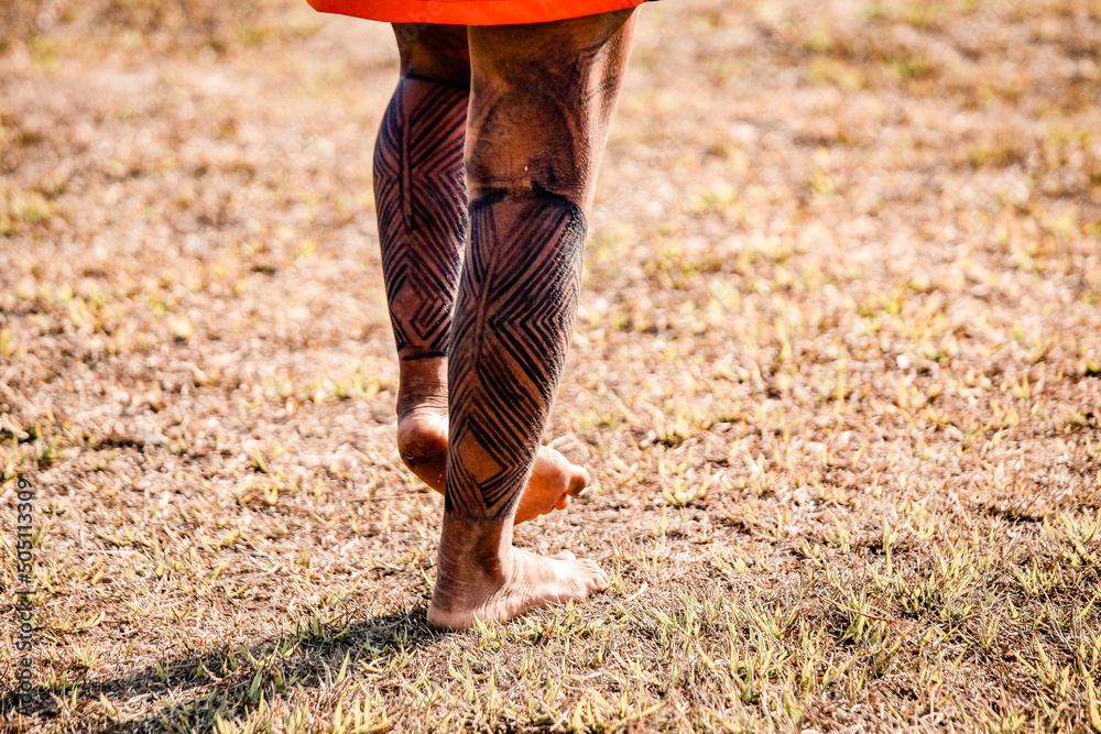 Foto De Painted Leg Of Indian Man From The Asurini Indigenous Tribe