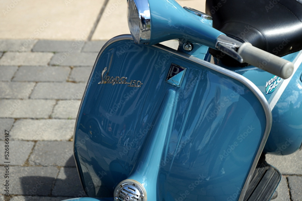 Italienischer Vespa 150 Motorroller der Fünfziger Jahre in Blau im