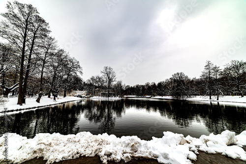 Lazienki gardens. photo   Wojciech Fondalinski