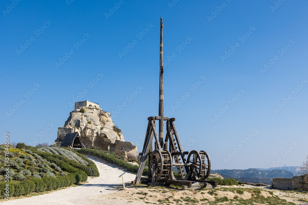 Reconstitution d un trébuchet et dun bélier engin de siège à côté