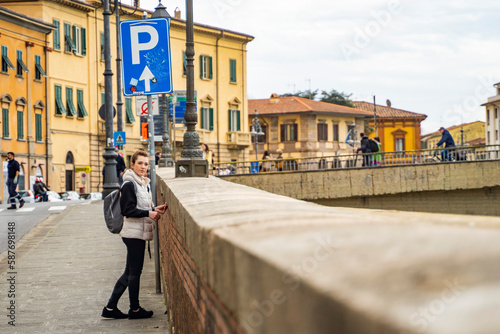 dziewczyna robi zdjęcia budynki uliczki piza  zabytki spacer bolonia włochy rzym