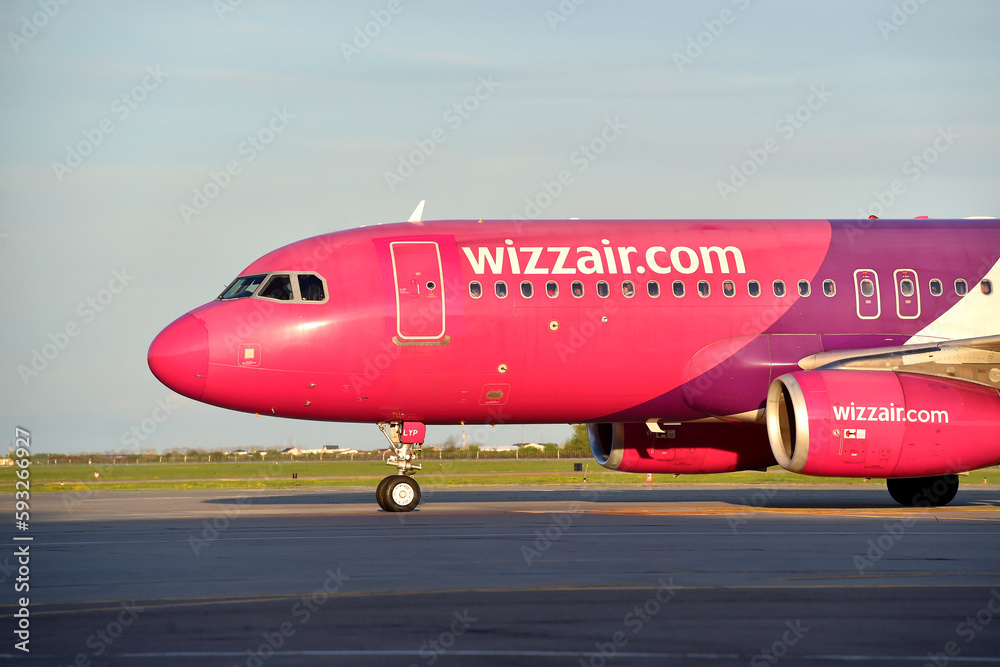 Zdjęcie Stock A Wizz Air Airbus A321 airplane on the airport runway at