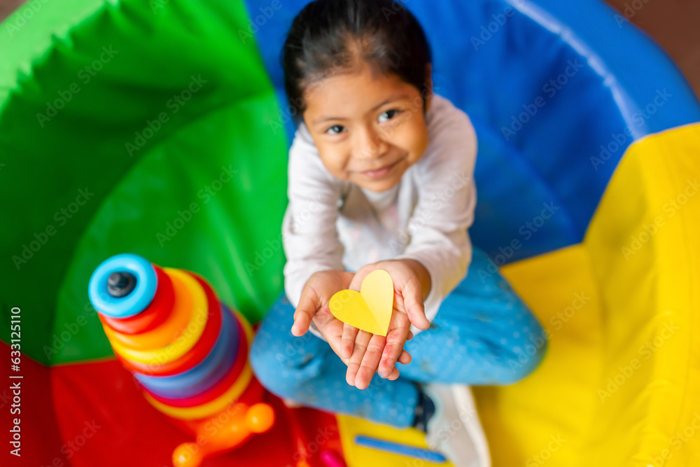 Ni A Latina Sonriente Y Feliz Sosteniendo En Sus Manos Un Coraz N De