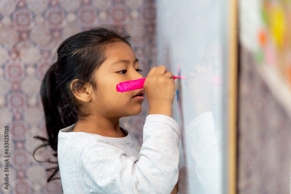 Ni A Latina Sonriente Y Feliz Escribiendo En La Pizarra De Clases Con Plumones De Colores