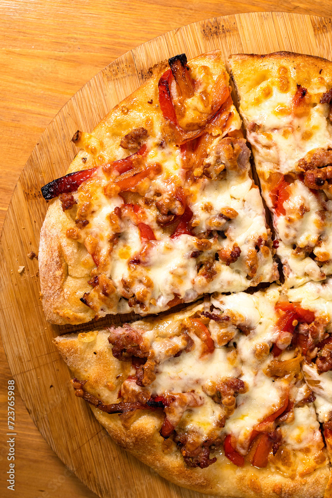 Pizza Rotonda Cotta Nel Ruoto Condita Con Mozzarella Peperoni E