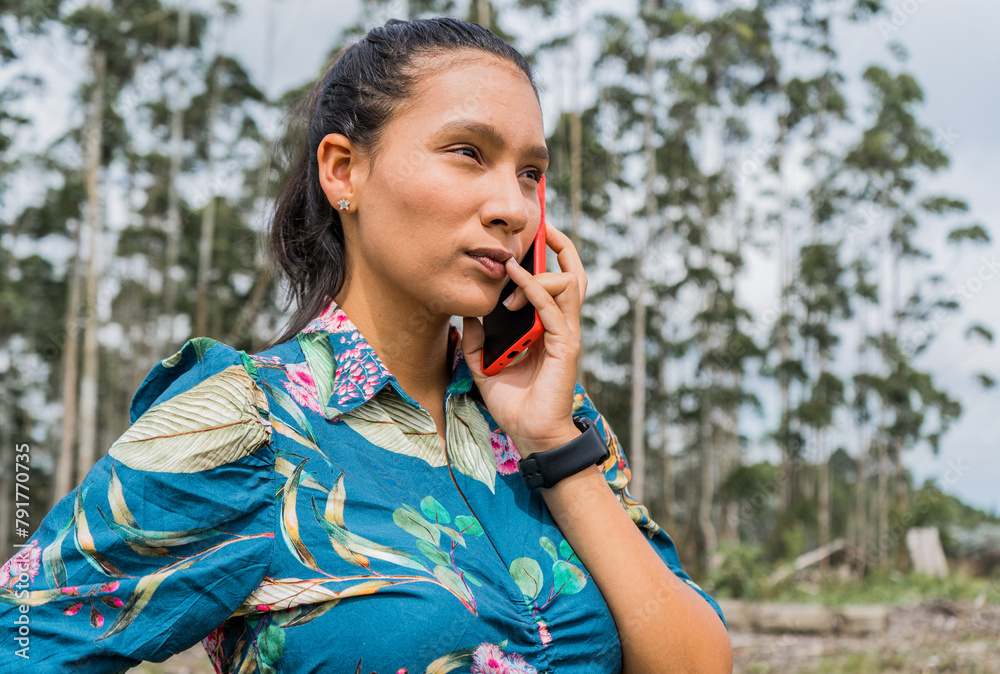 Mujer Joven Latina Usando Su Telefono Movil En Una Llamada Mientras Tiene Un Gesto En Su Rostro