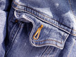 Détail d'une veste en bleu jeans