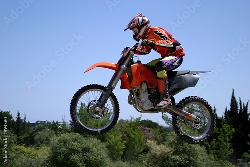 Dekoracja na wymiar  czerwono-pomaranczowy-moto-x-lub-motocykl-crossowy-dajacy-duze-powietrze-na-ziemi