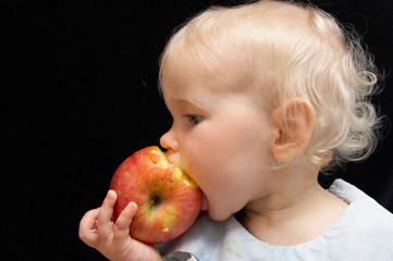 girl bitting apple