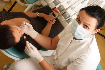 femal patient at the dentist