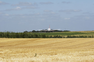 erntezeit - flugzeug im hintergrund 05