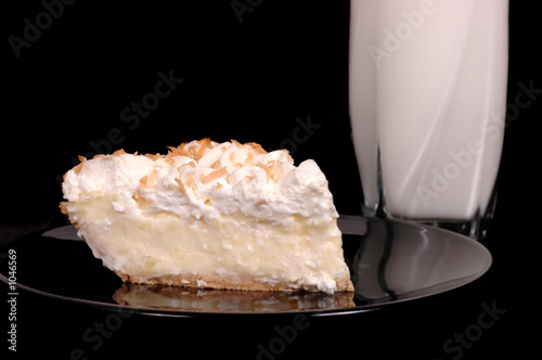 Fotografia, Obraz pineapple coconut cream pie with toasted coconut and milk