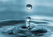 Leinwanddruck Bild - water drop and water rings