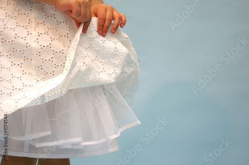 Fotografía little girl with white dress