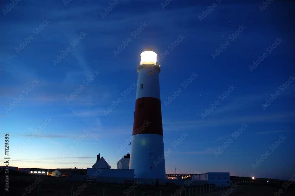 Fotovorhang - leuchtturm bei nacht in aktion