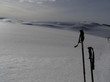0435-batons de ski dans la neige