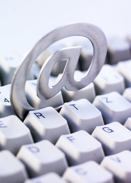 arobases en acier et clavier